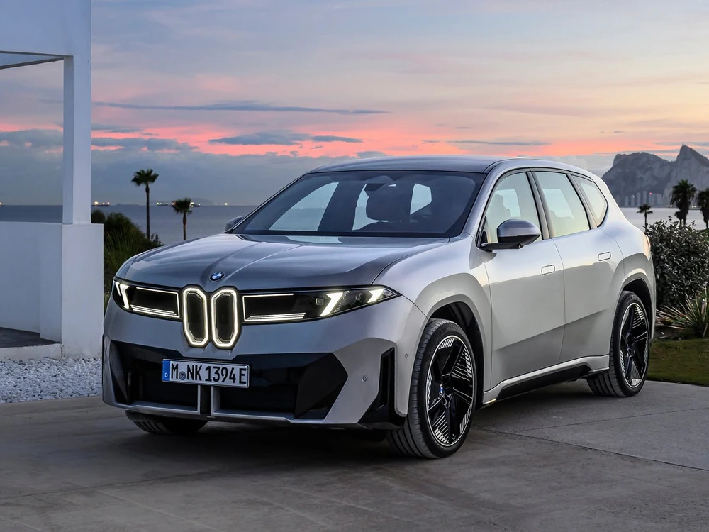 BMW iX3 50 xDrive görseli 2