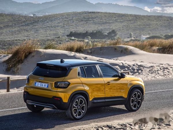 Jeep Avenger 4xe 1.2 Overland görseli 3