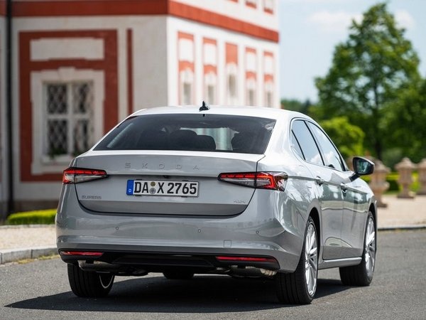 Skoda Superb 1.5 Sportline görseli 3