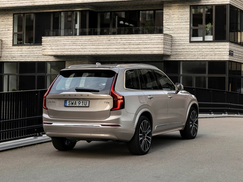 Volvo XC90 B5 AWD görseli 3