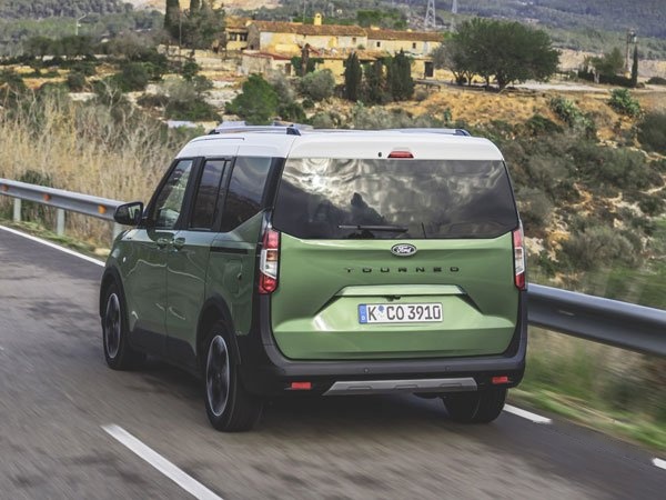 Ford Tourneo Courier 1.0 Titanium görseli 4