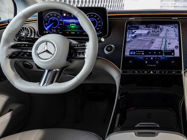 Mercedes EQE 280 AMG görseli 4