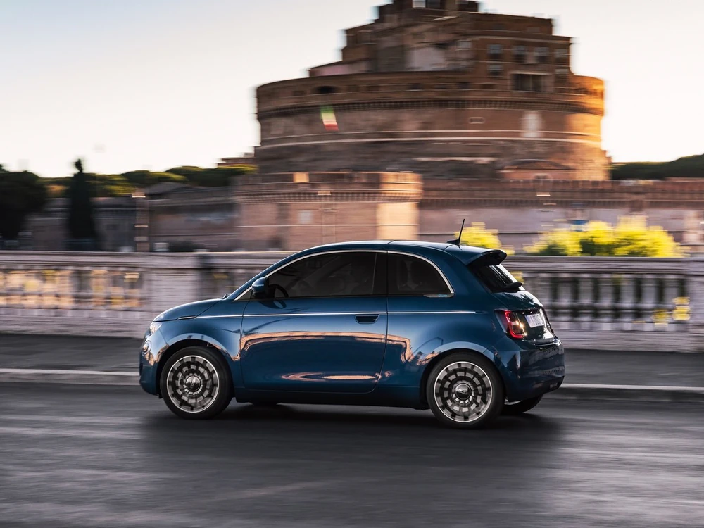 Fiat 500e Giorgio Armani görseli 6