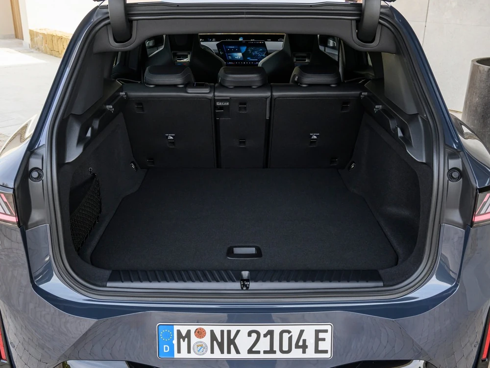 BMW iX3 50 xDrive görseli 8